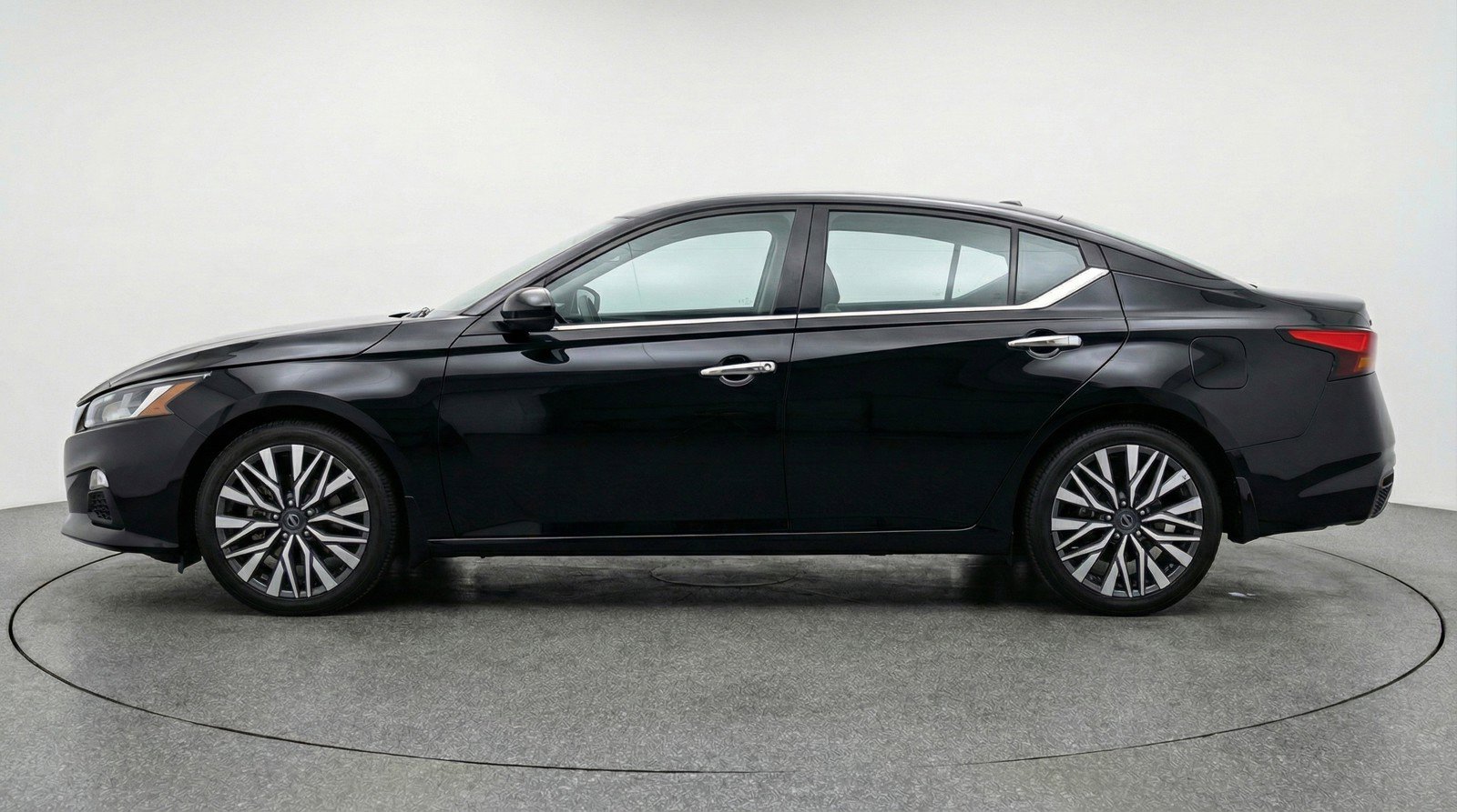 Used 2025 Nissan Altima 2.5 SV image 5