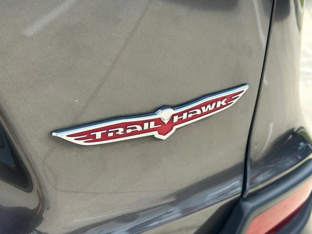 Used 2019 Jeep Cherokee Trailhawk AWD/4WD image 13