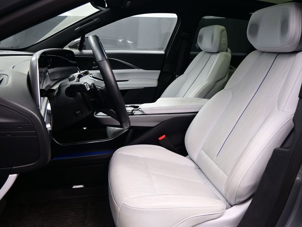 Used 2024 Cadillac Lyriq Luxury image 7