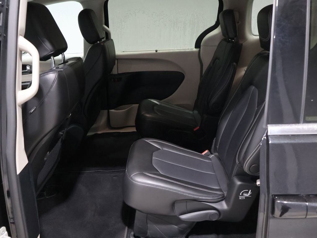 Used 2023 Chrysler Pacifica Touring-L FWD image 18