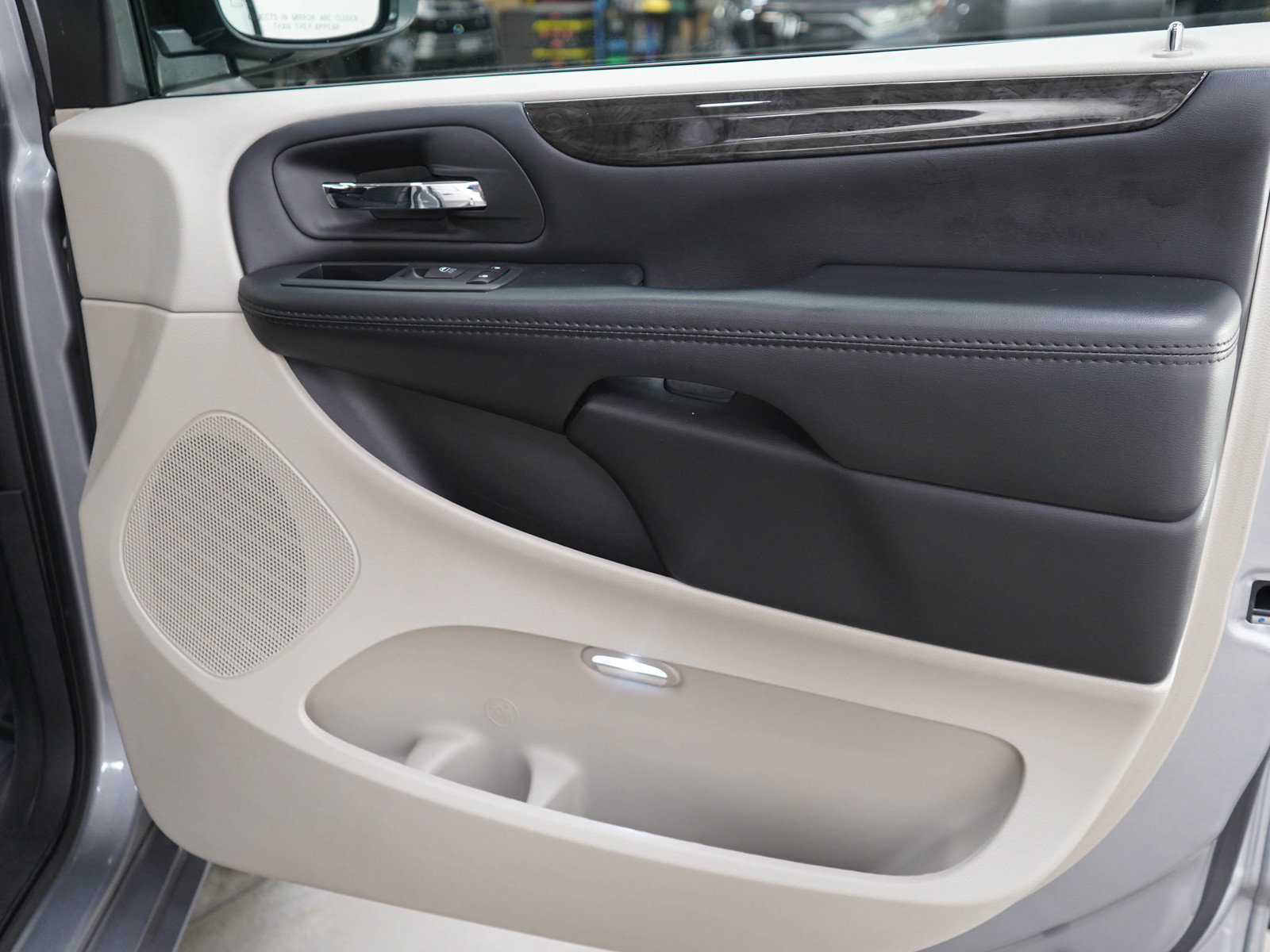 Used 2020 Dodge Grand Caravan SE w/ UConnect Hands-Free Group FWD image 9