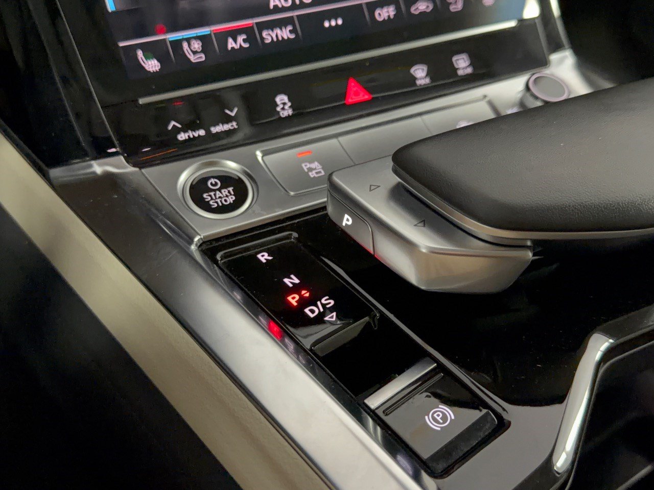 Certified 2024 Audi Q8 e-tron Premium Plus w/ Premium Plus Package AWD/4WD image 21
