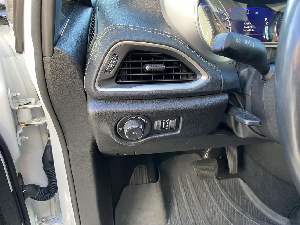 Used 2021 Chrysler Pacifica Touring-L w/ Uconnect Theater Family Group image 32