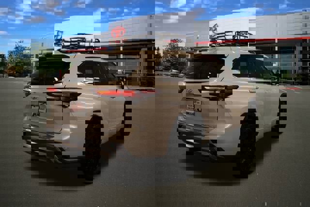 New 2026 Toyota Highlander Platinum image 3