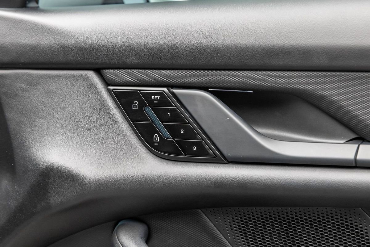 Used 2020 Porsche Taycan 4S image 33