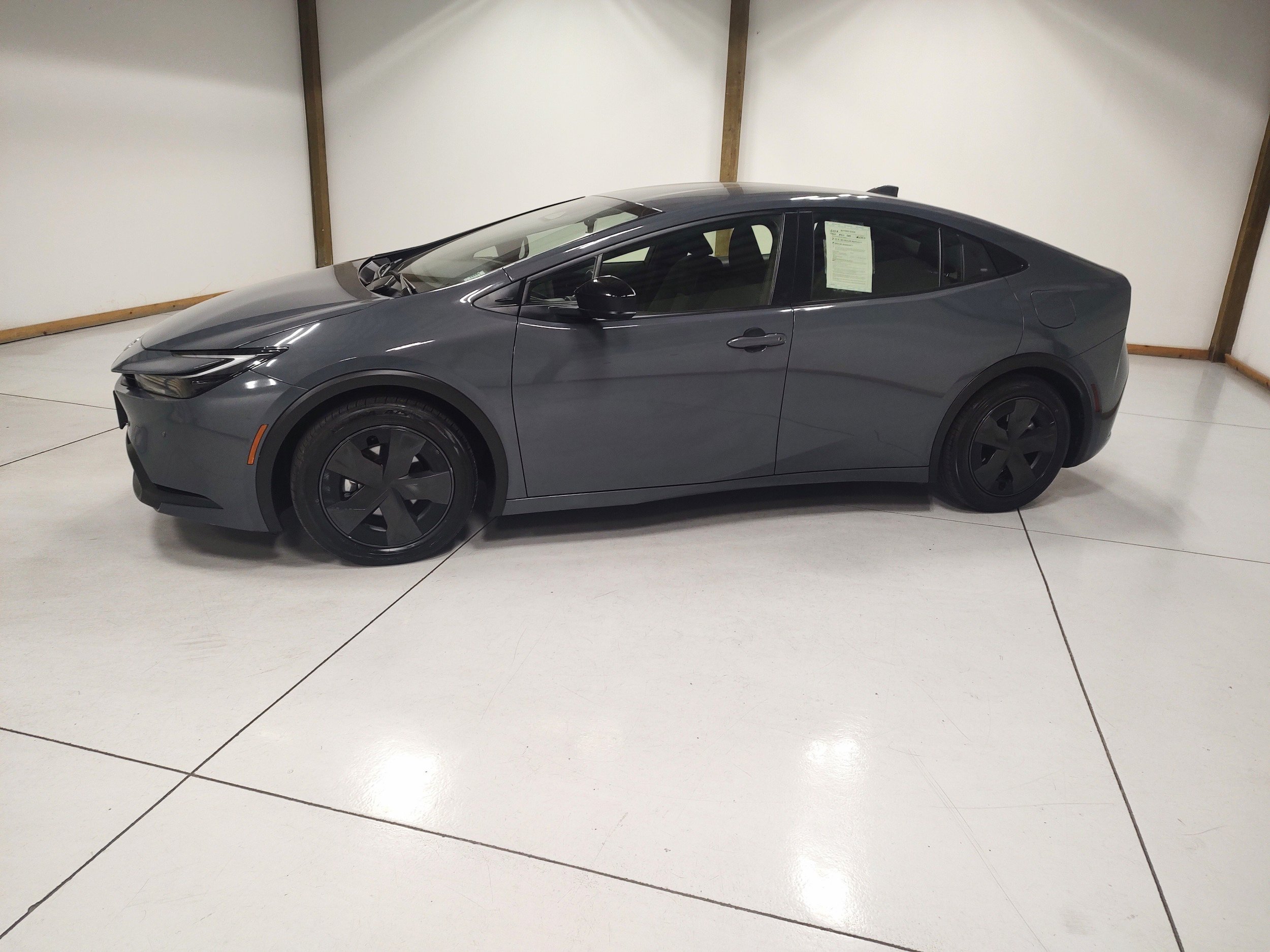 Used 2025 Toyota Prius LE FWD image 4