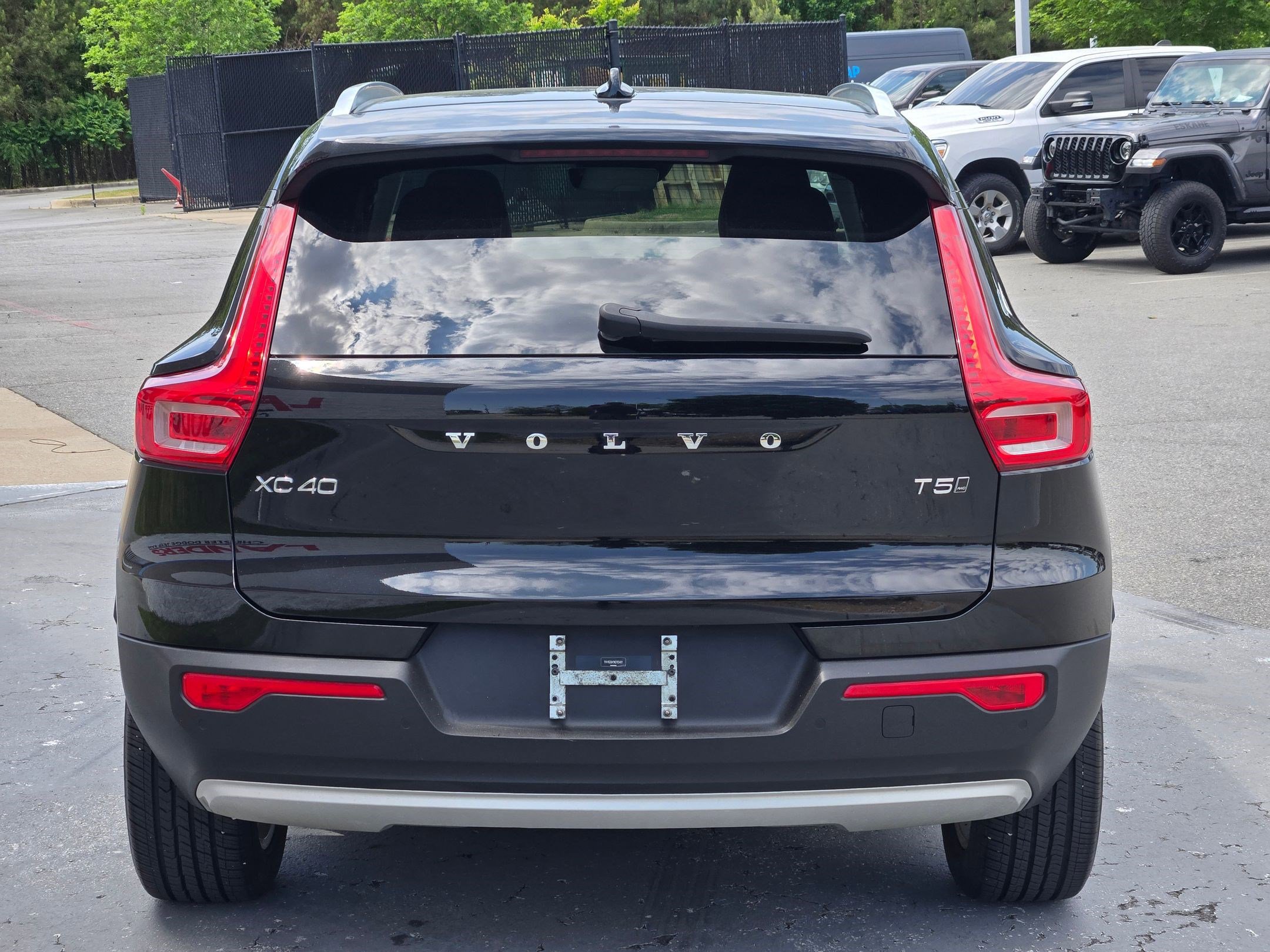 Used 2022 Volvo XC40 T5 Momentum AWD/4WD image 6