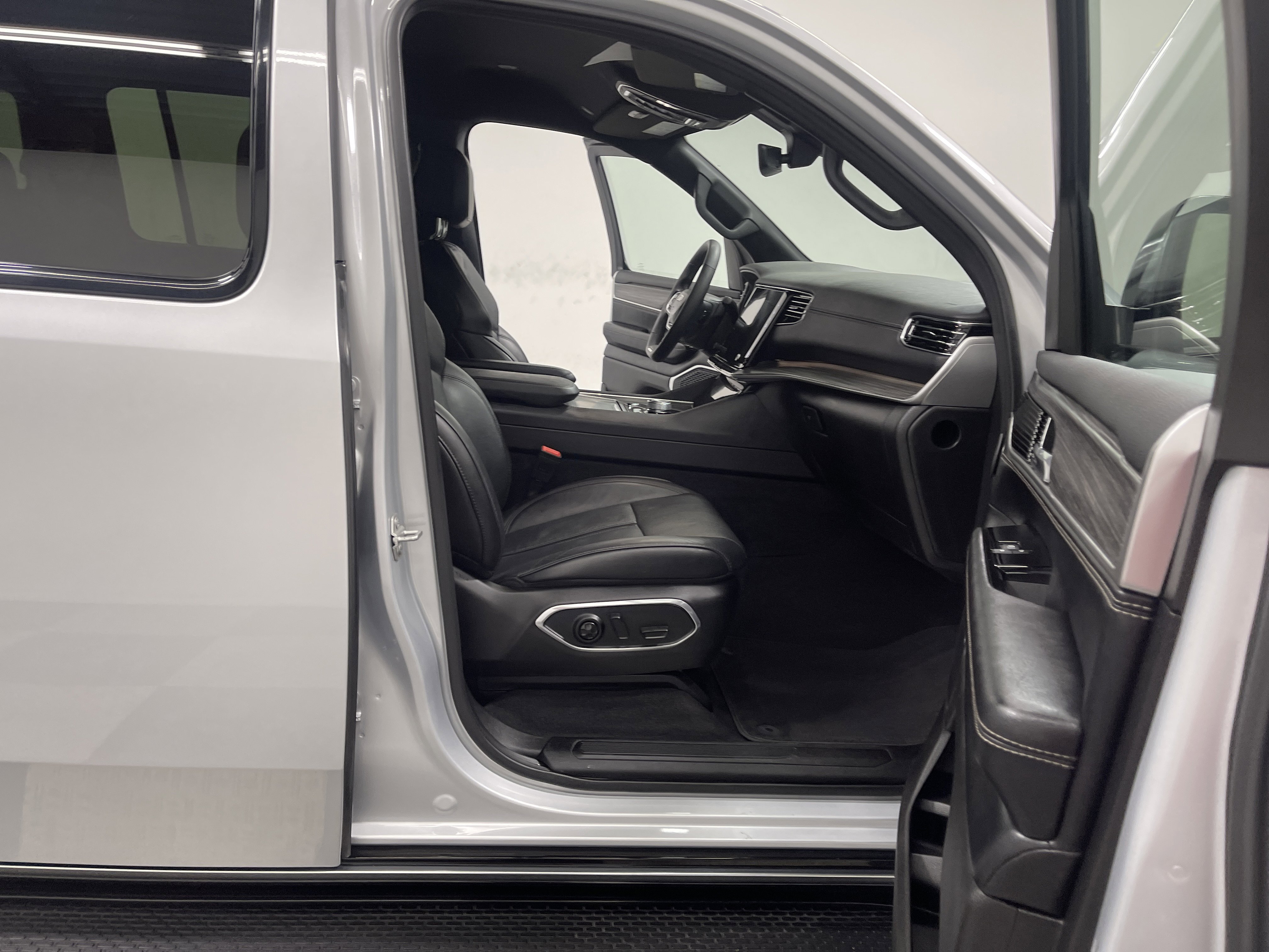 Used 2024 Jeep Wagoneer L Series II w/ Flexible Seating Group image 26