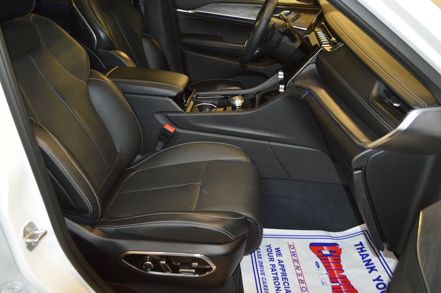 Used 2023 Jeep Grand Cherokee Overland w/ Advanced Protech Group III image 11