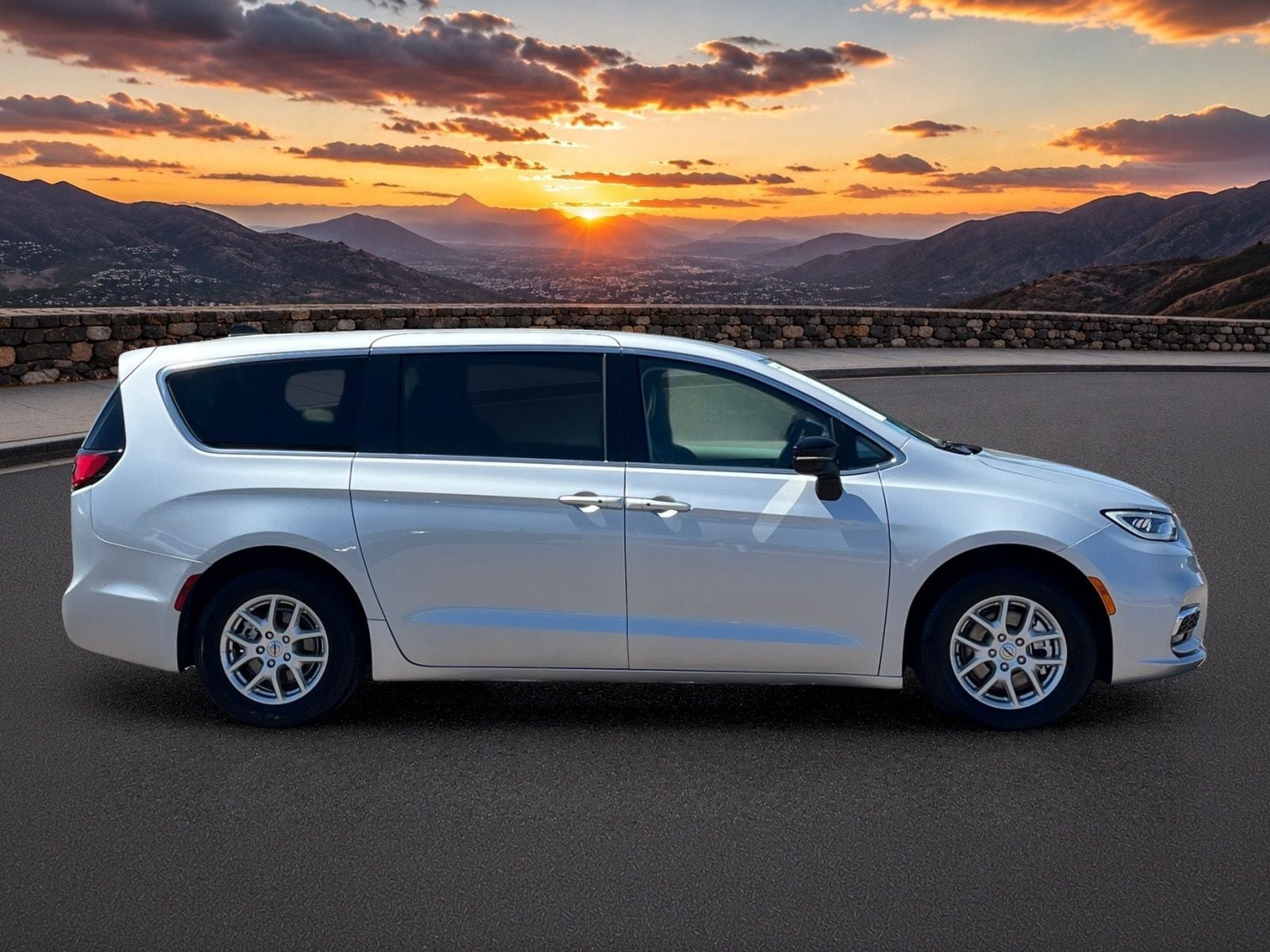 Used 2024 Chrysler Pacifica Touring-L FWD image 6