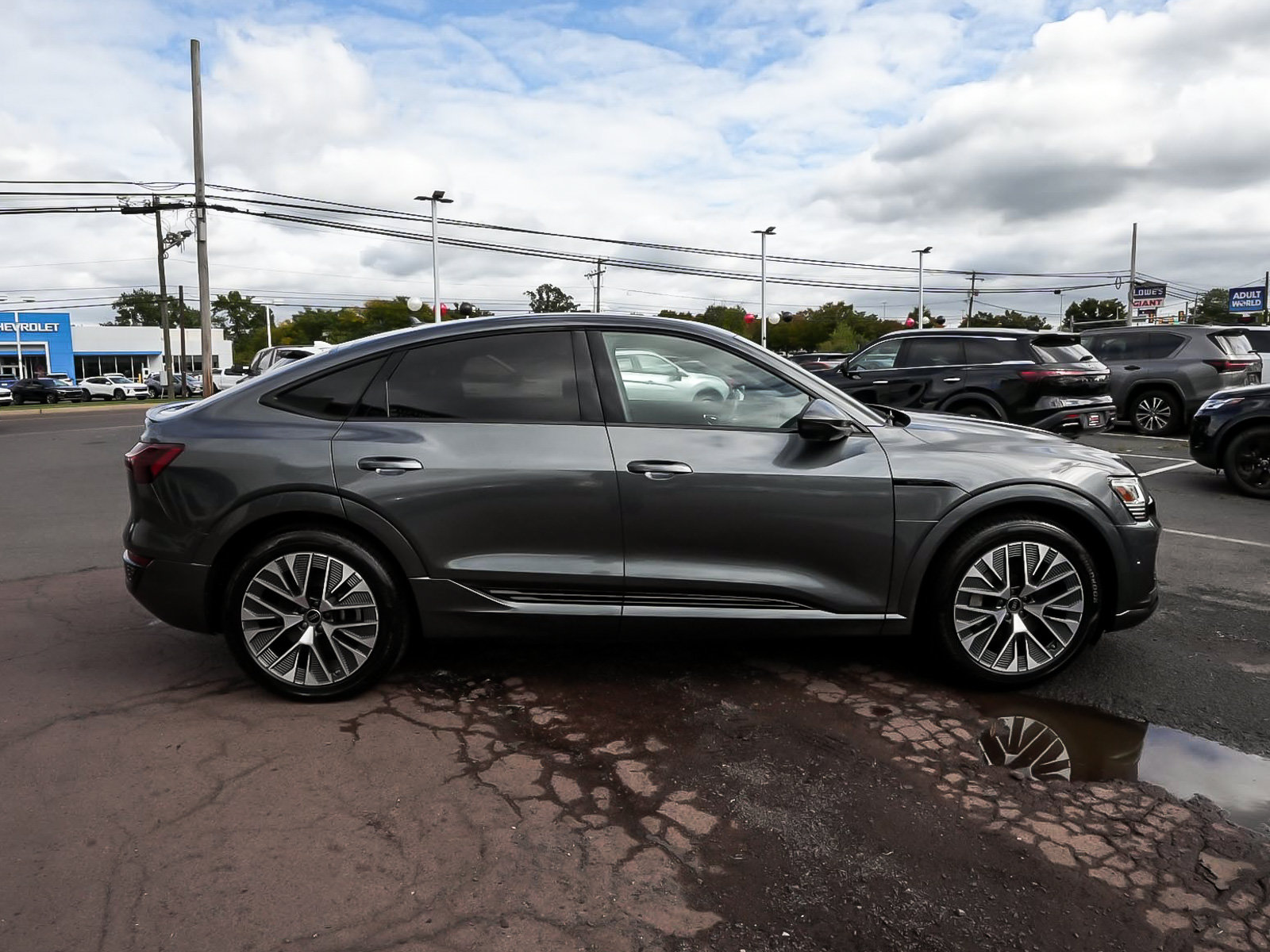 Used 2024 Audi Q8 e-tron Premium Plus w/ Premium Plus Package AWD/4WD image 7
