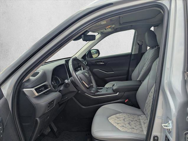 Used 2023 Toyota Highlander Bronze Edition FWD image 12