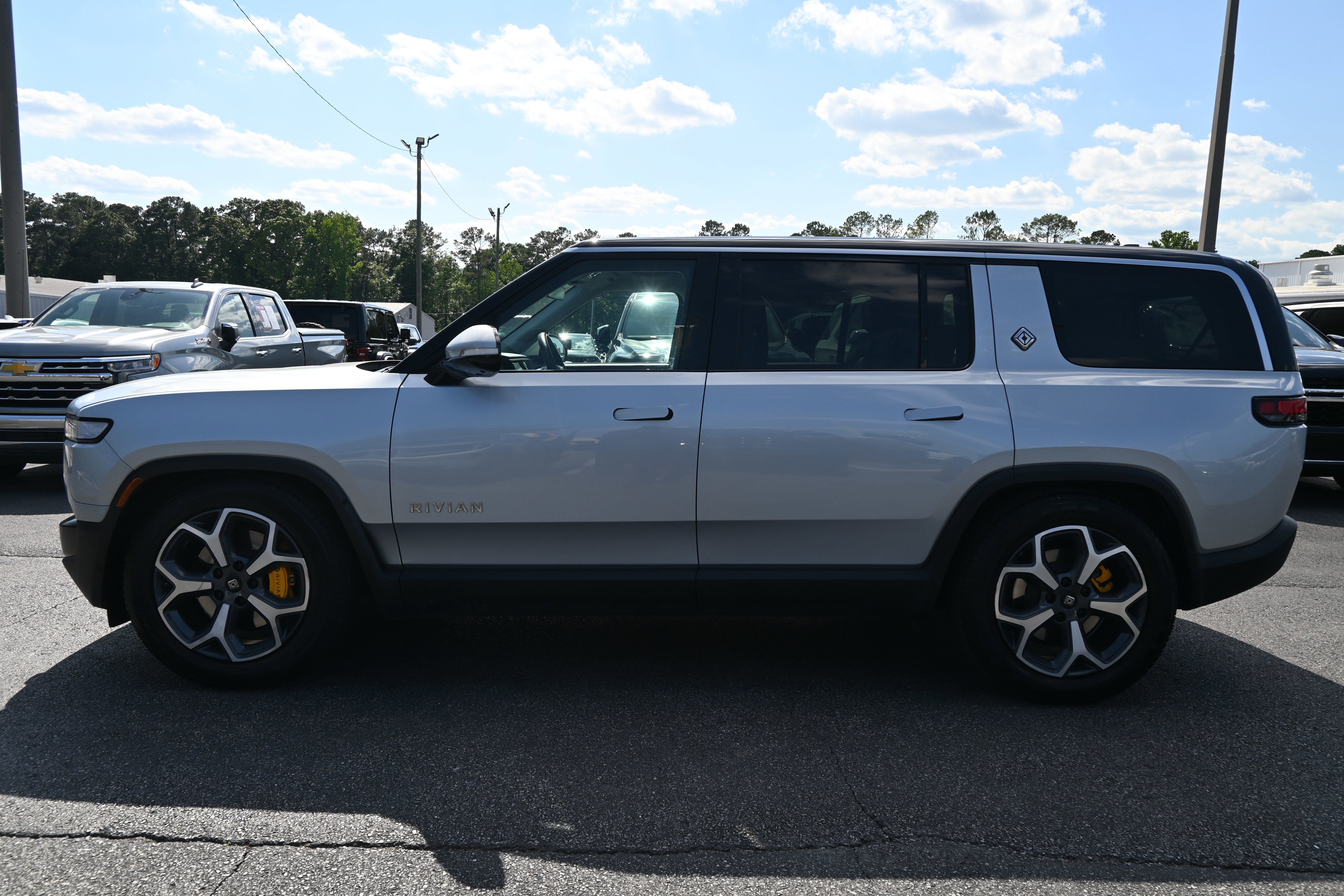 Used 2023 Rivian R1S Adventure AWD/4WD image 7