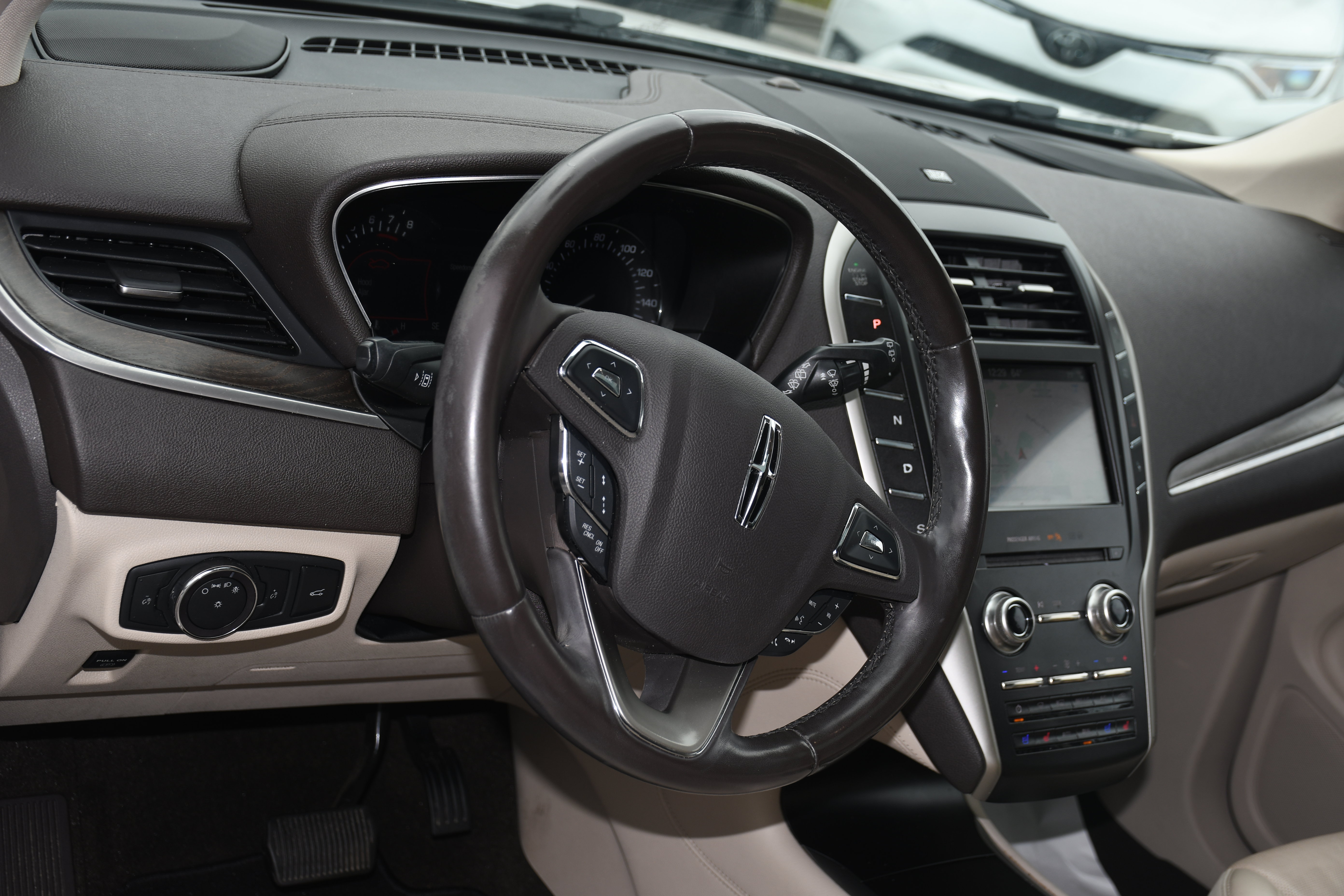 Used 2019 Lincoln MKC Reserve w/ MKC Technology Package FWD image 9