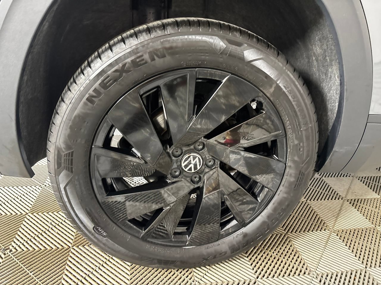 Used 2025 Volkswagen Atlas Cross Sport SE FWD image 30