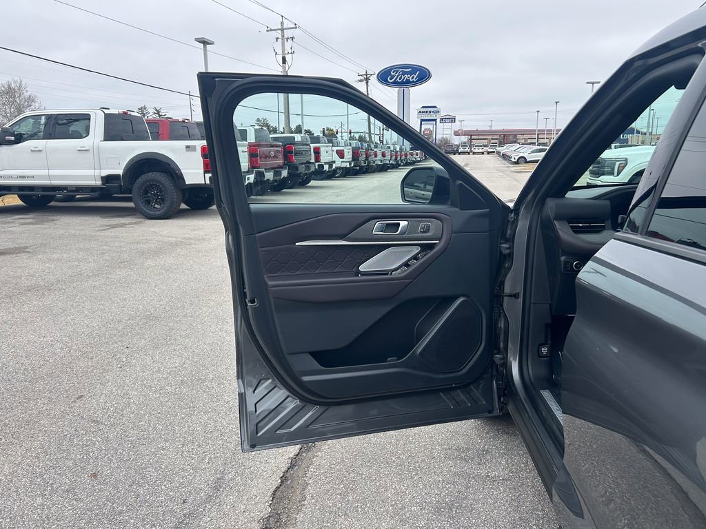 Used 2025 Ford Explorer Platinum w/ LUX Leather Package image 12