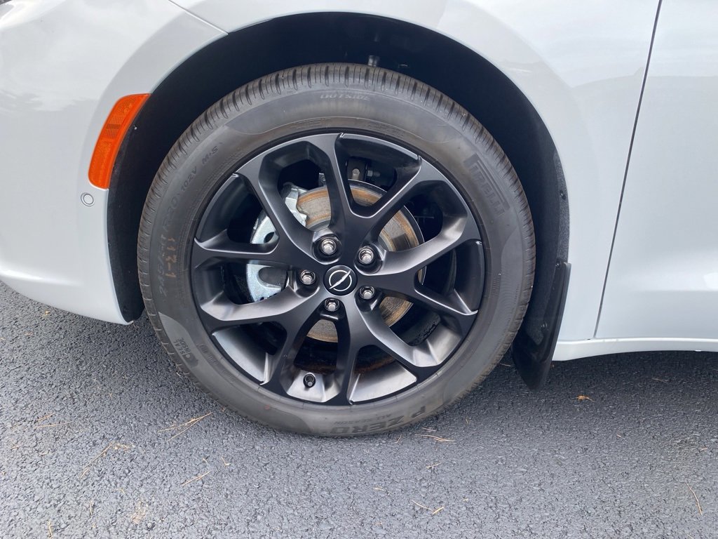 New 2026 Chrysler Pacifica Limited w/ S Appearance Package image 9