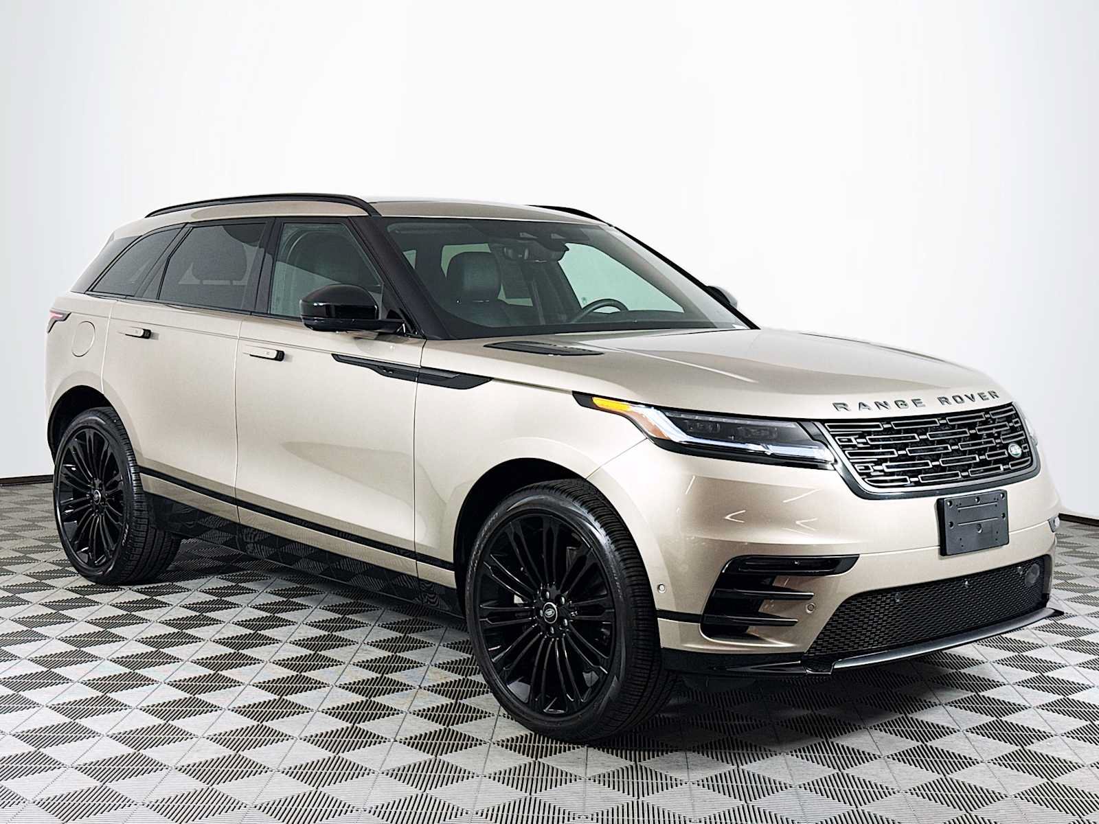 Used 2026 Land Rover Range Rover Velar Dynamic SE AWD/4WD image 3