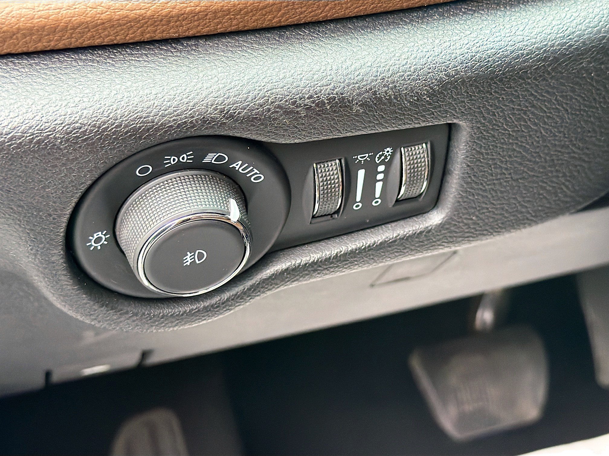 Used 2021 Chrysler Pacifica Limited w/ Uconnect Theater Family Group AWD/4WD image 10
