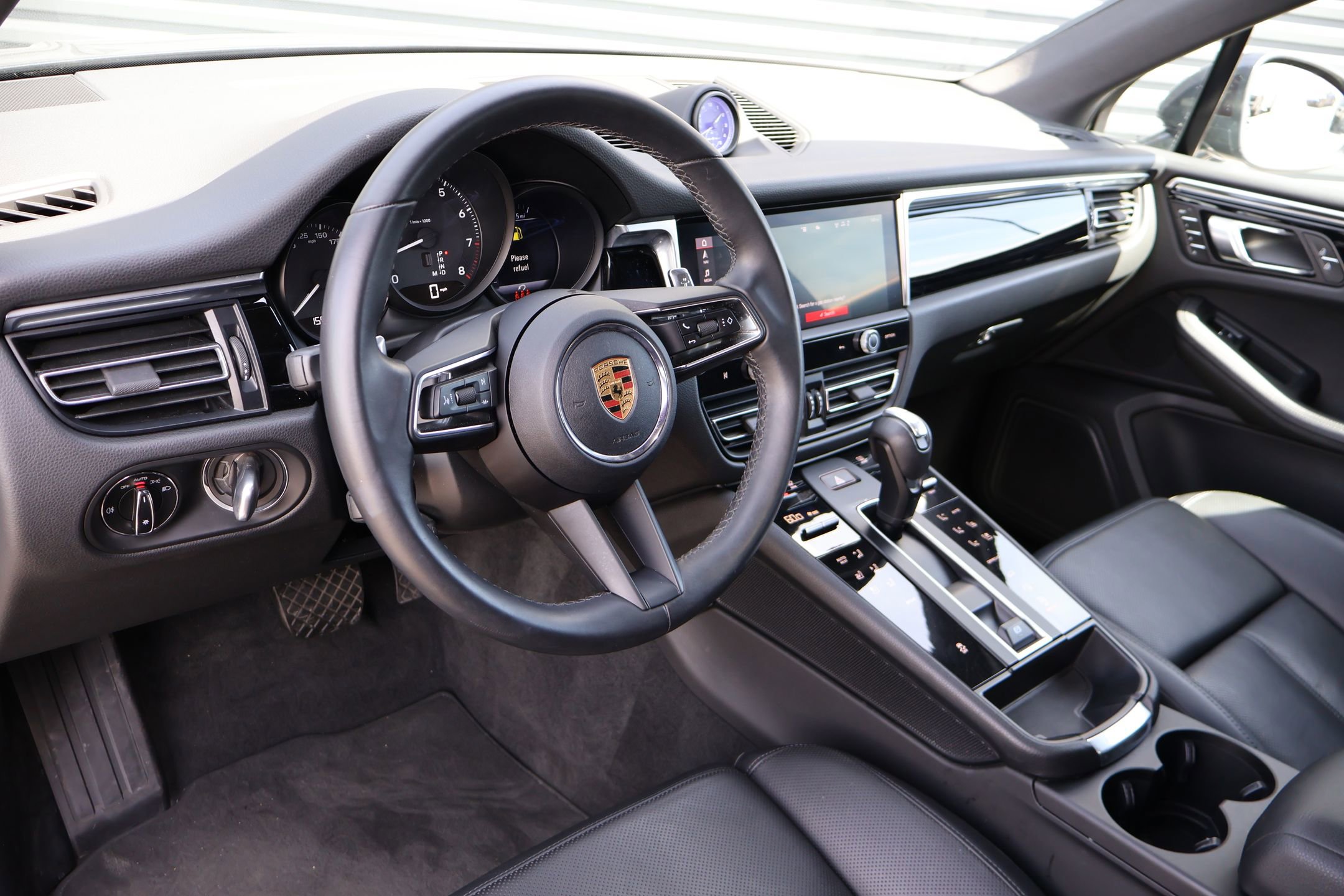 Certified 2023 Porsche Macan image 4