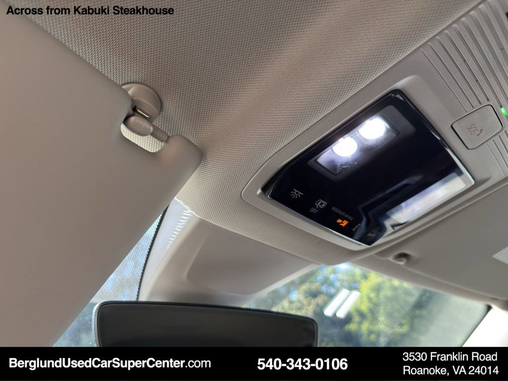 Used 2025 Volkswagen Atlas SE image 28