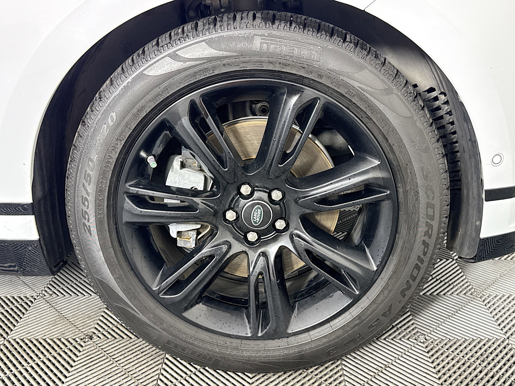 Used 2018 Land Rover Range Rover Velar R-Dynamic SE image 31