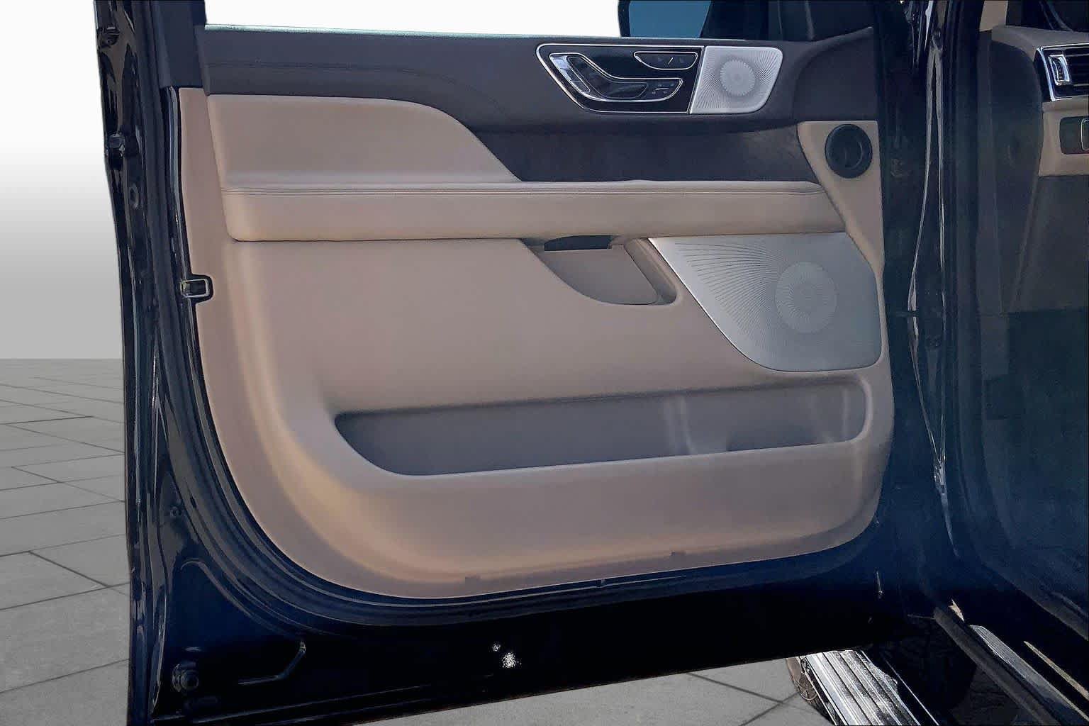 Used 2022 Lincoln Navigator Reserve AWD/4WD image 22