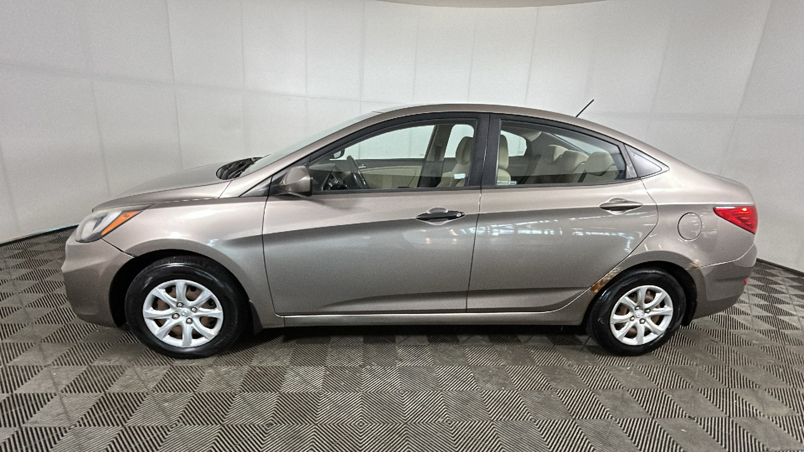 Used 2013 Hyundai Accent GLS FWD image 7