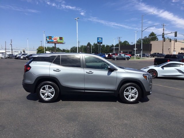 Used 2024 GMC Terrain SLE image 2