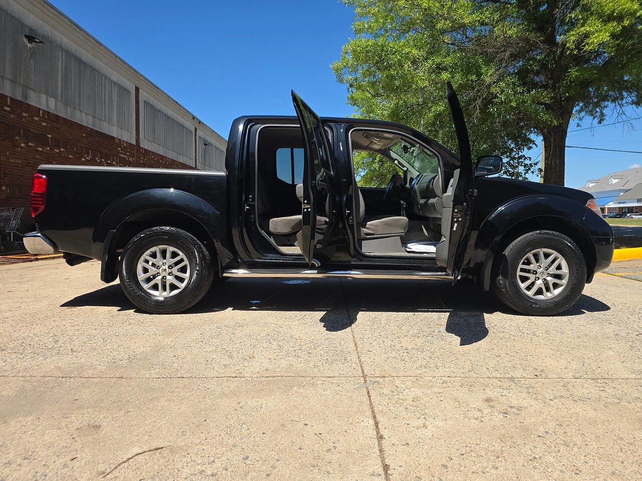 Used 2016 Nissan Frontier SV w/ SV Value Truck Package AWD/4WD image 6