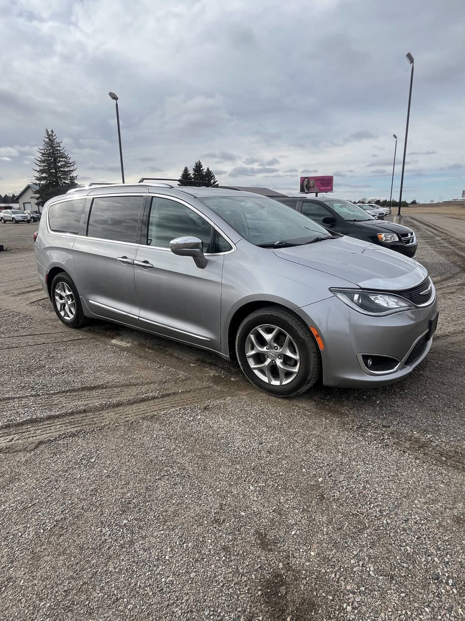 Used 2018 Chrysler Pacifica Limited image 3
