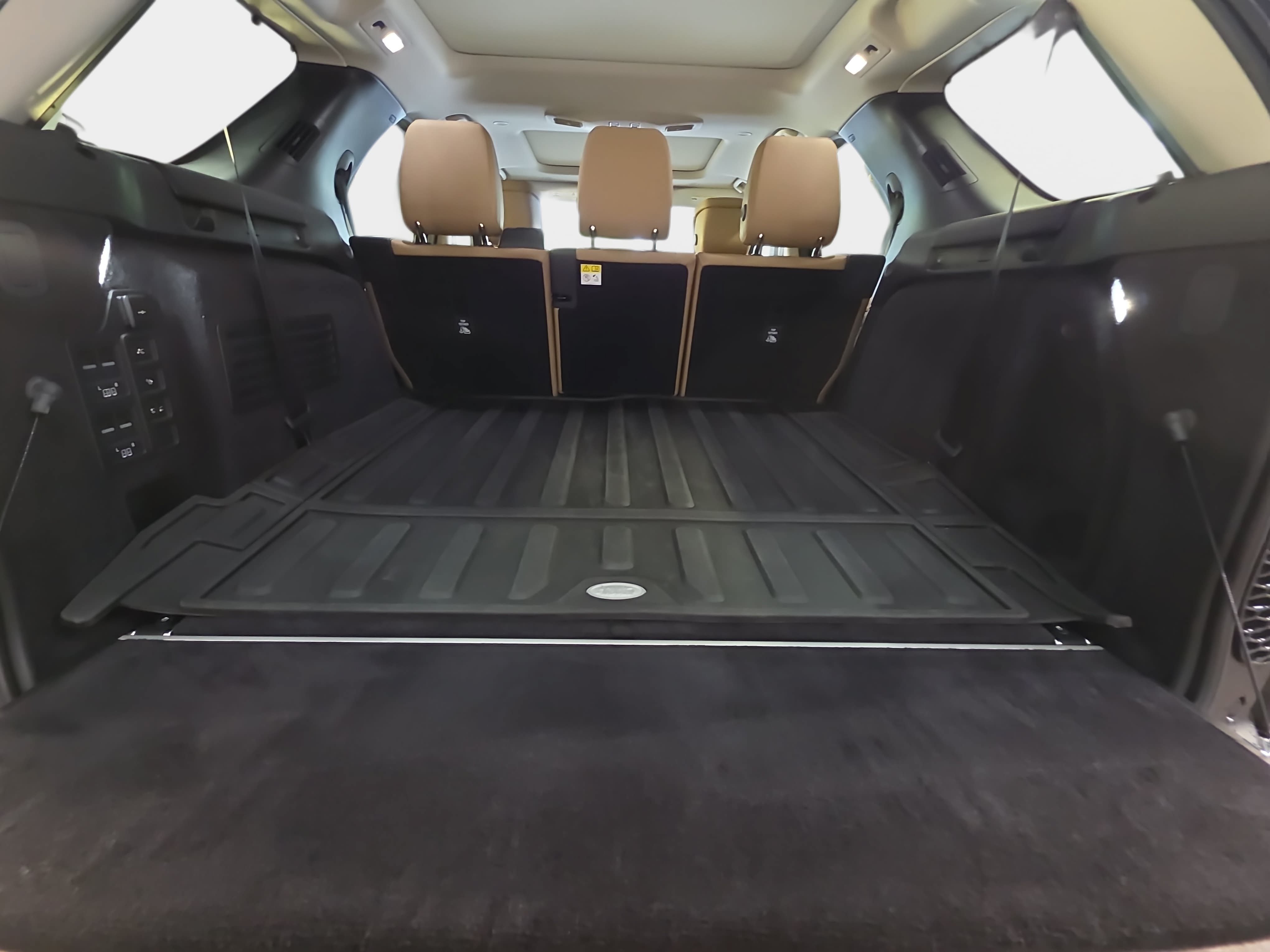 Used 2025 Land Rover Discovery Metropolitan Edition AWD/4WD image 13