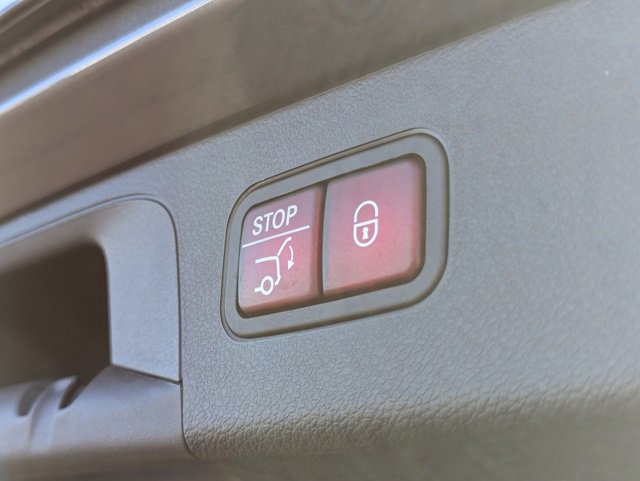 Used 2017 Mercedes-Benz GLC 300 4MATIC image 32