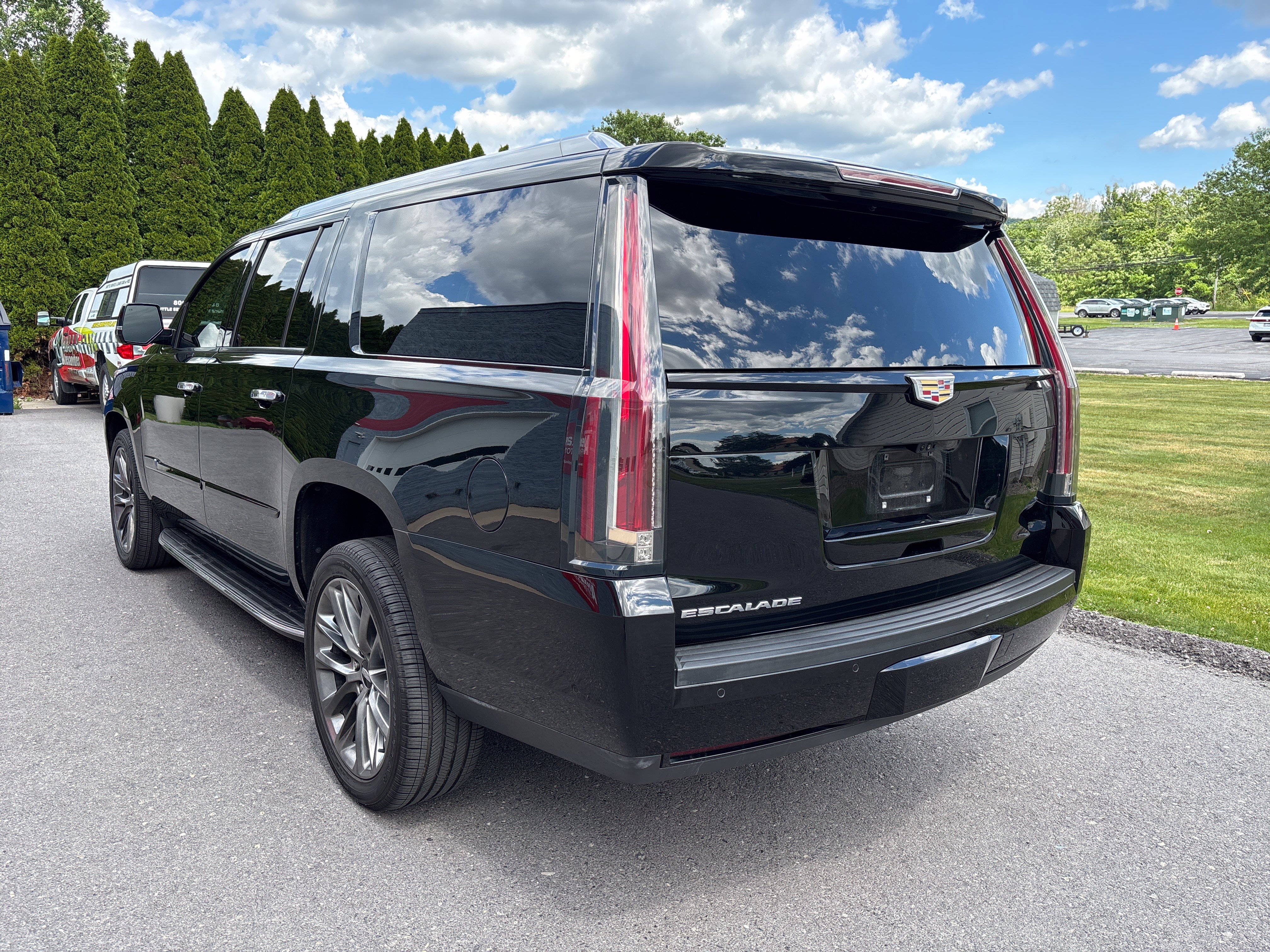 Used 2019 Cadillac Escalade ESV Luxury w/ Escalade Sport Edition AWD/4WD image 6