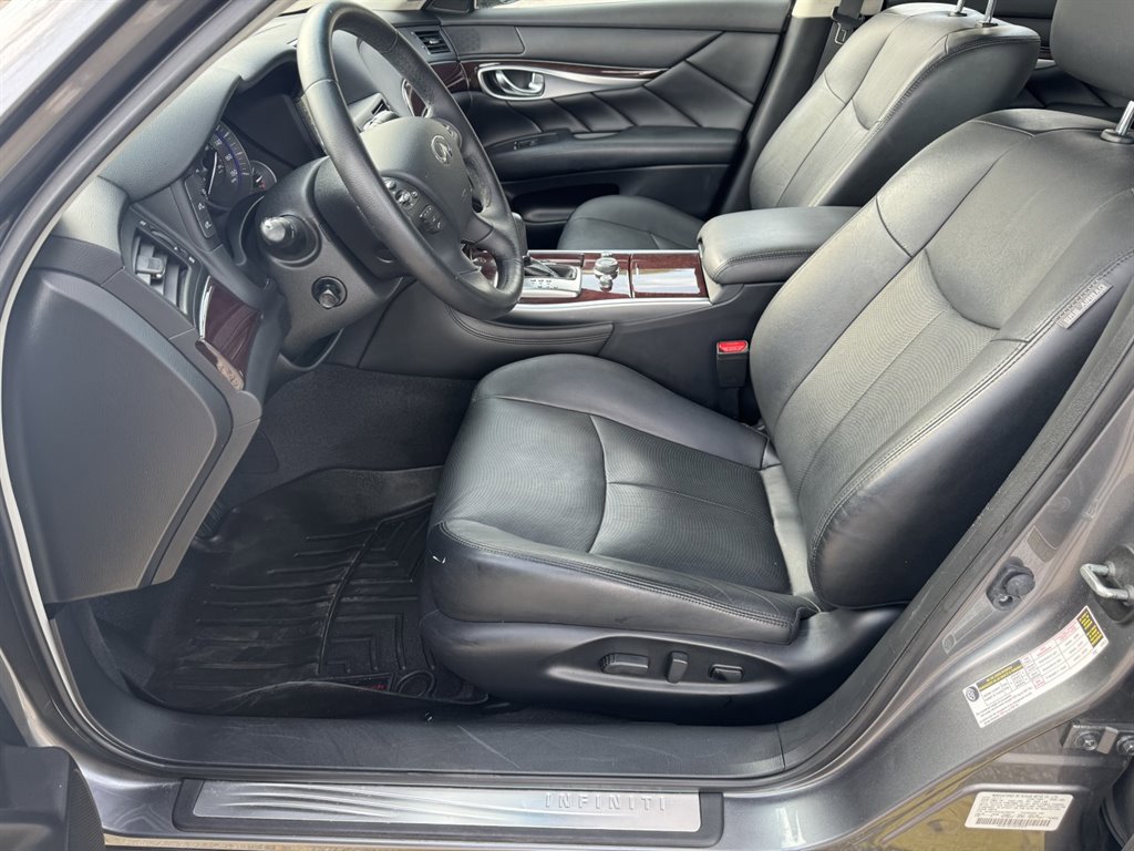 Used 2018 INFINITI Q70 Luxe image 13