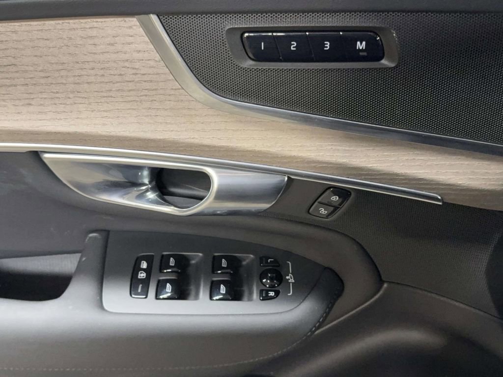 Used 2025 Volvo XC90 B6 Plus image 22