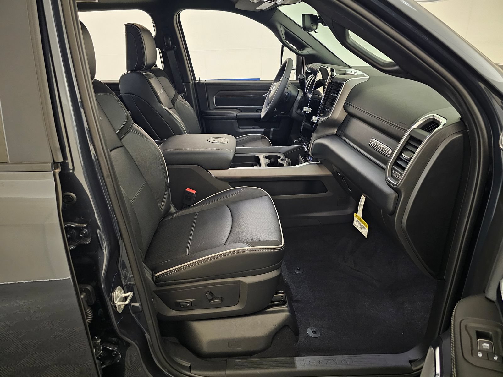 New 2026 RAM 2500 Laramie AWD/4WD image 28