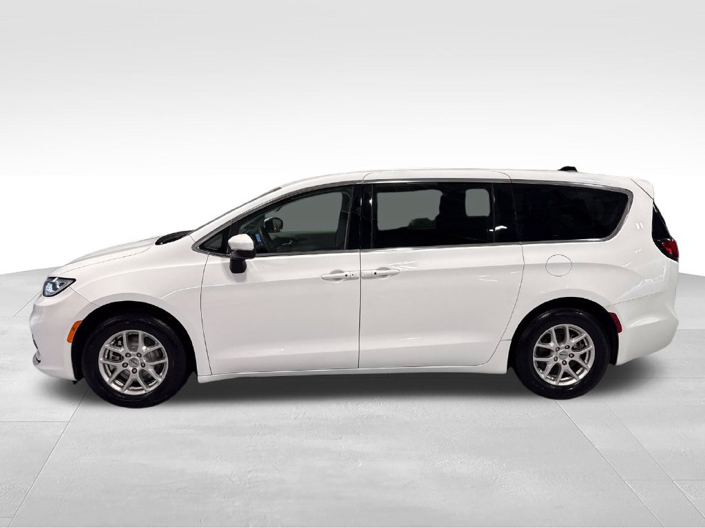 Used 2023 Chrysler Pacifica Touring-L FWD image 48