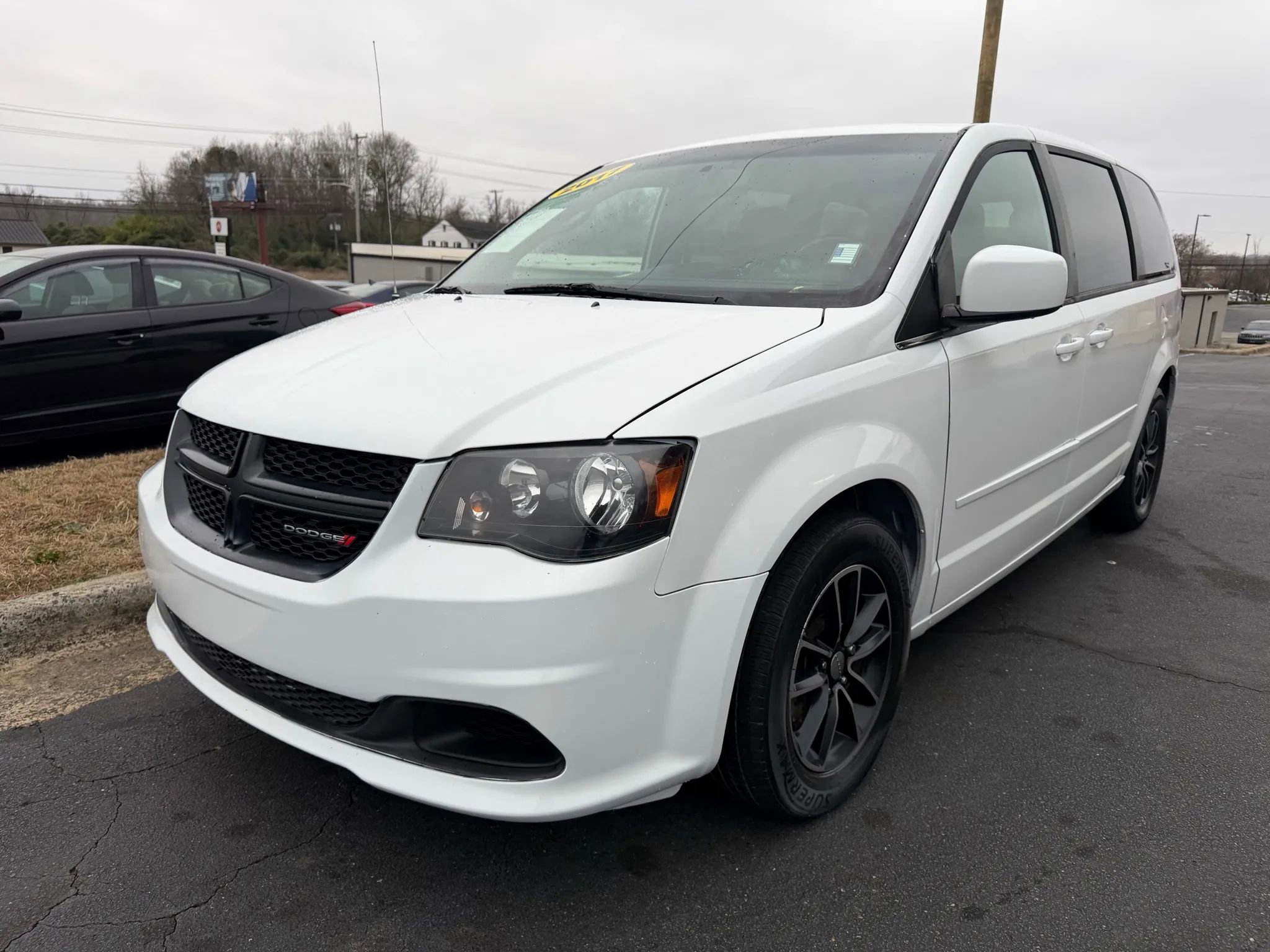 Used 2017 Dodge Grand Caravan SE image 3
