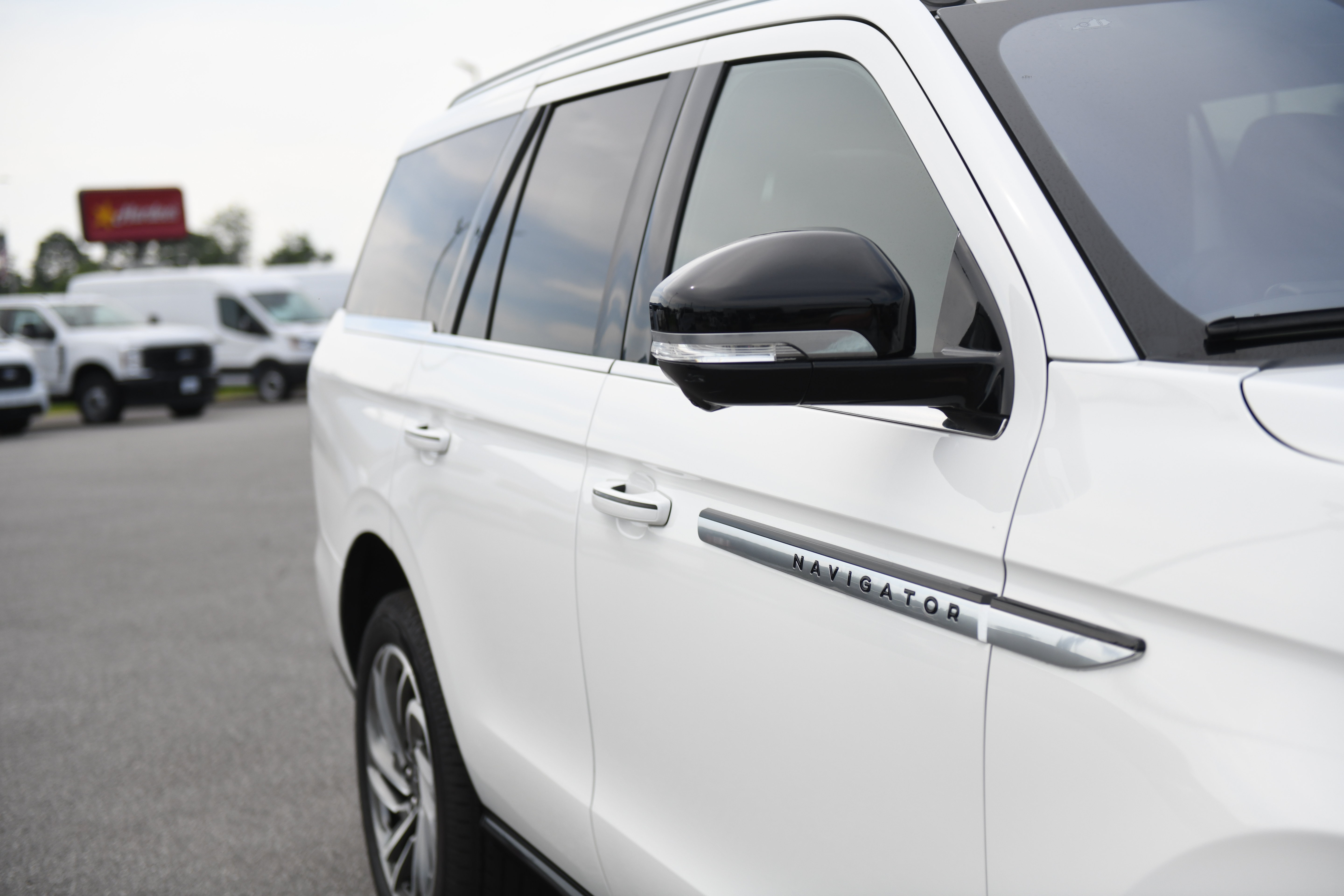 Used 2025 Lincoln Navigator Reserve AWD/4WD image 7