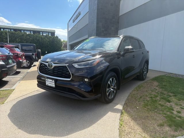 Used 2021 Toyota Highlander XLE AWD/4WD image 4
