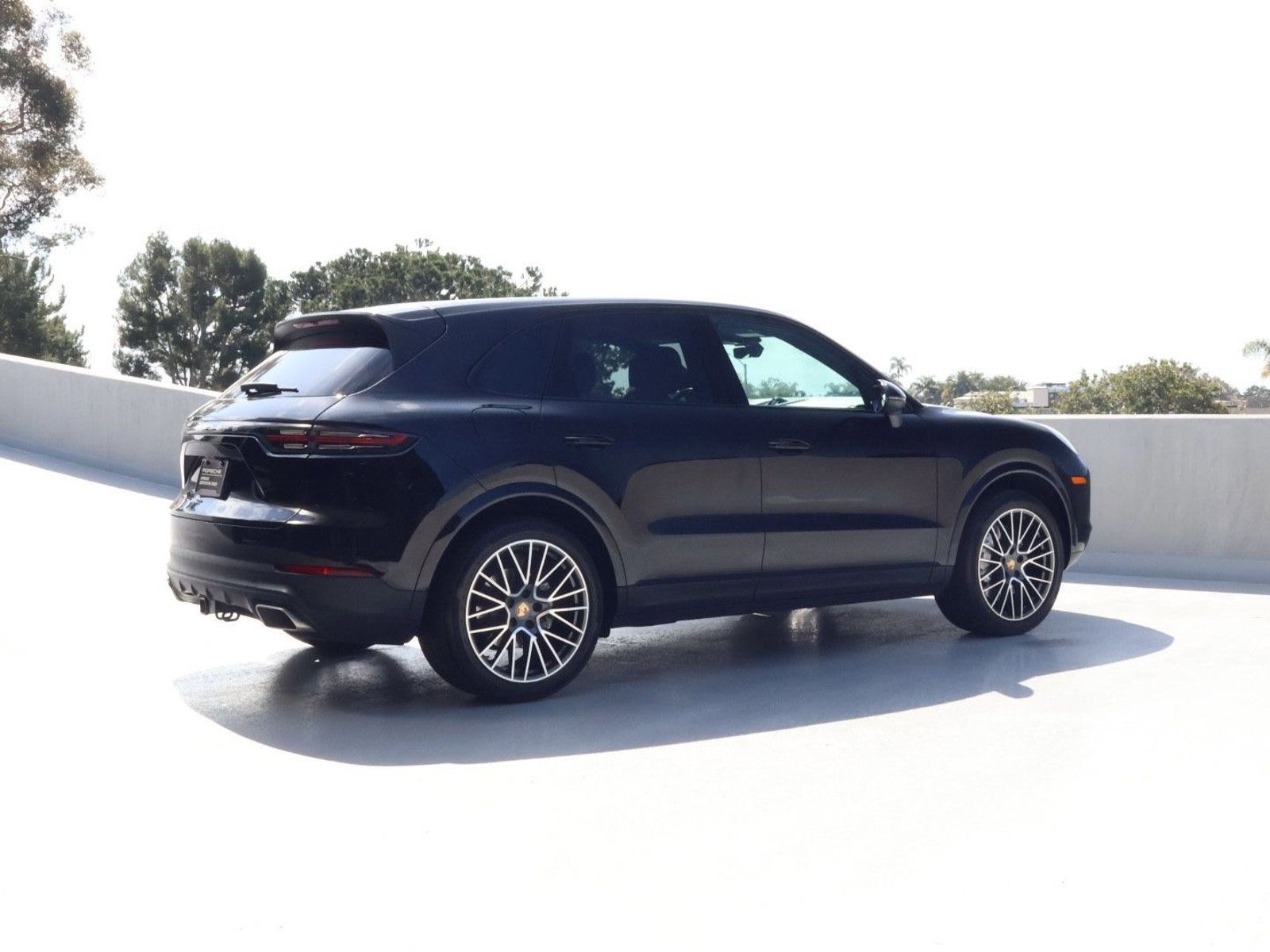 Certified 2023 Porsche Cayenne Platinum Edition image 8