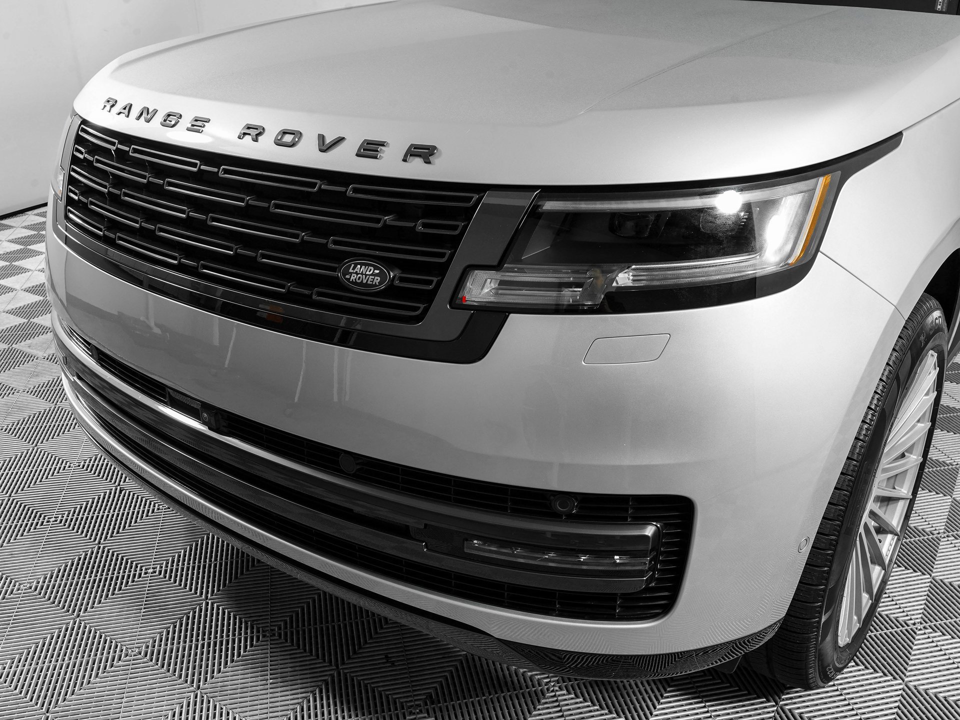 Used 2023 Land Rover Range Rover SE image 28
