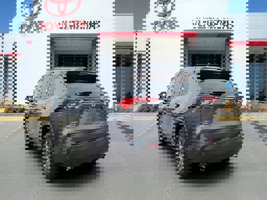 Used 2024 Toyota RAV4 XLE image 4