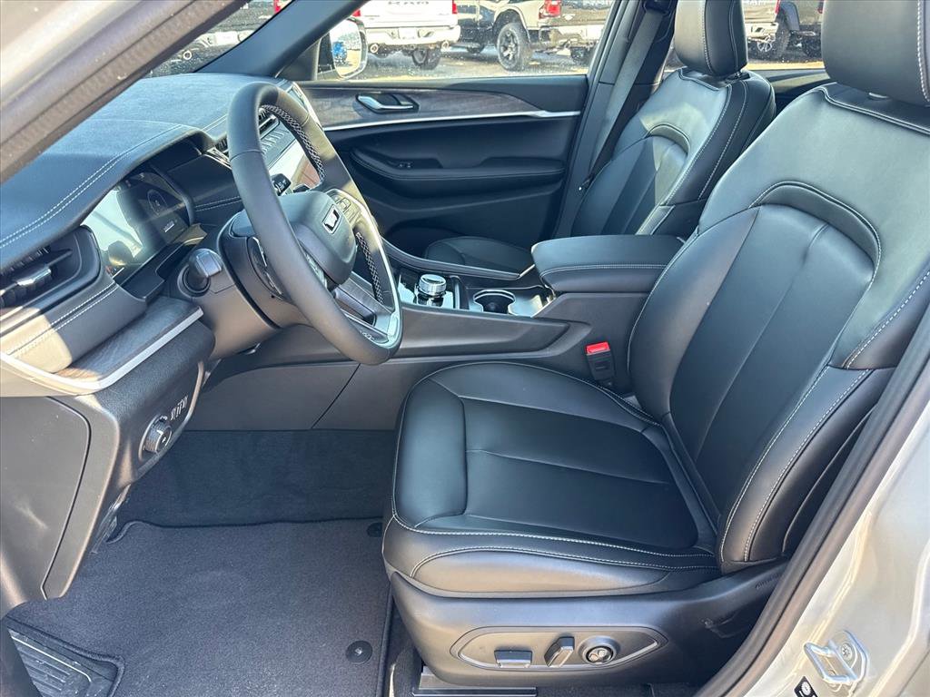 New 2026 Jeep Grand Cherokee L Limited w/ Limited Altitude Package AWD/4WD image 10