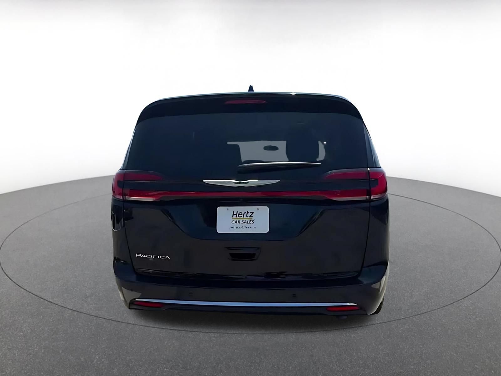 Used 2024 Chrysler Pacifica Touring-L FWD image 12