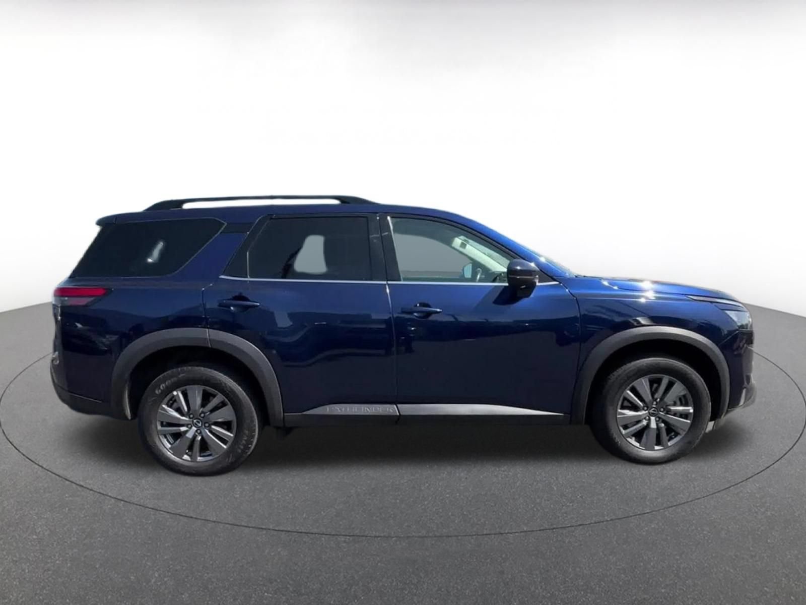 Used 2025 Nissan Pathfinder SV AWD/4WD image 13