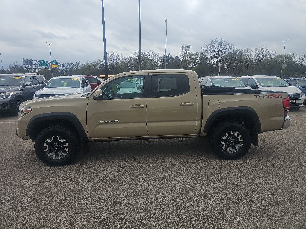 Used 2017 Toyota Tacoma TRD Off-Road w/ Tow Package (A/T) AWD/4WD image 2