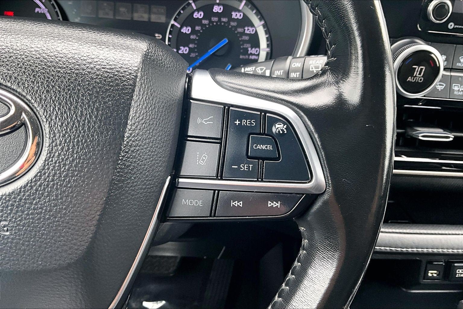 Used 2021 Toyota Highlander XLE AWD/4WD image 18