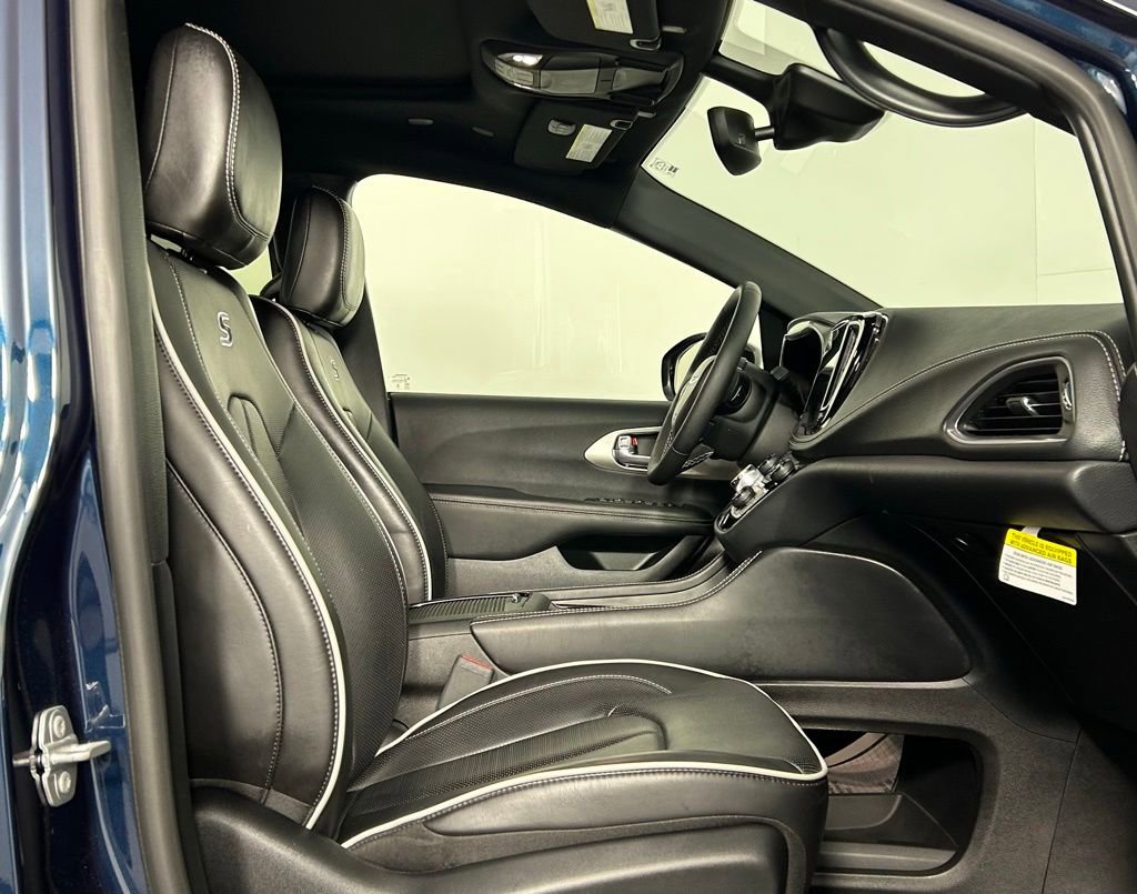 Used 2024 Chrysler Pacifica Limited w/ S Appearance Package FWD image 10